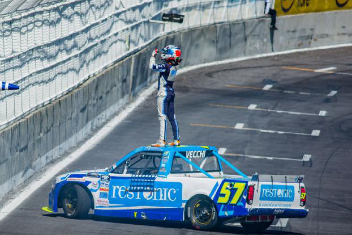 Giancarlo Vecchi se corona campeón NASCAR Trucks México